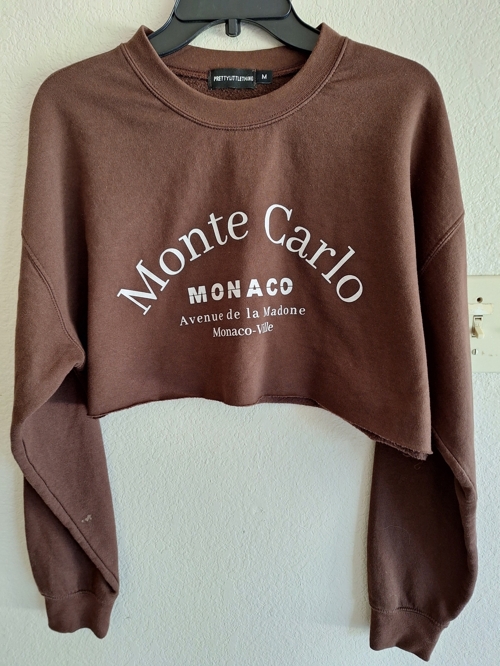 PrettyLittleThing SzM Brown Monte Carlo Cropped Sweatshirt